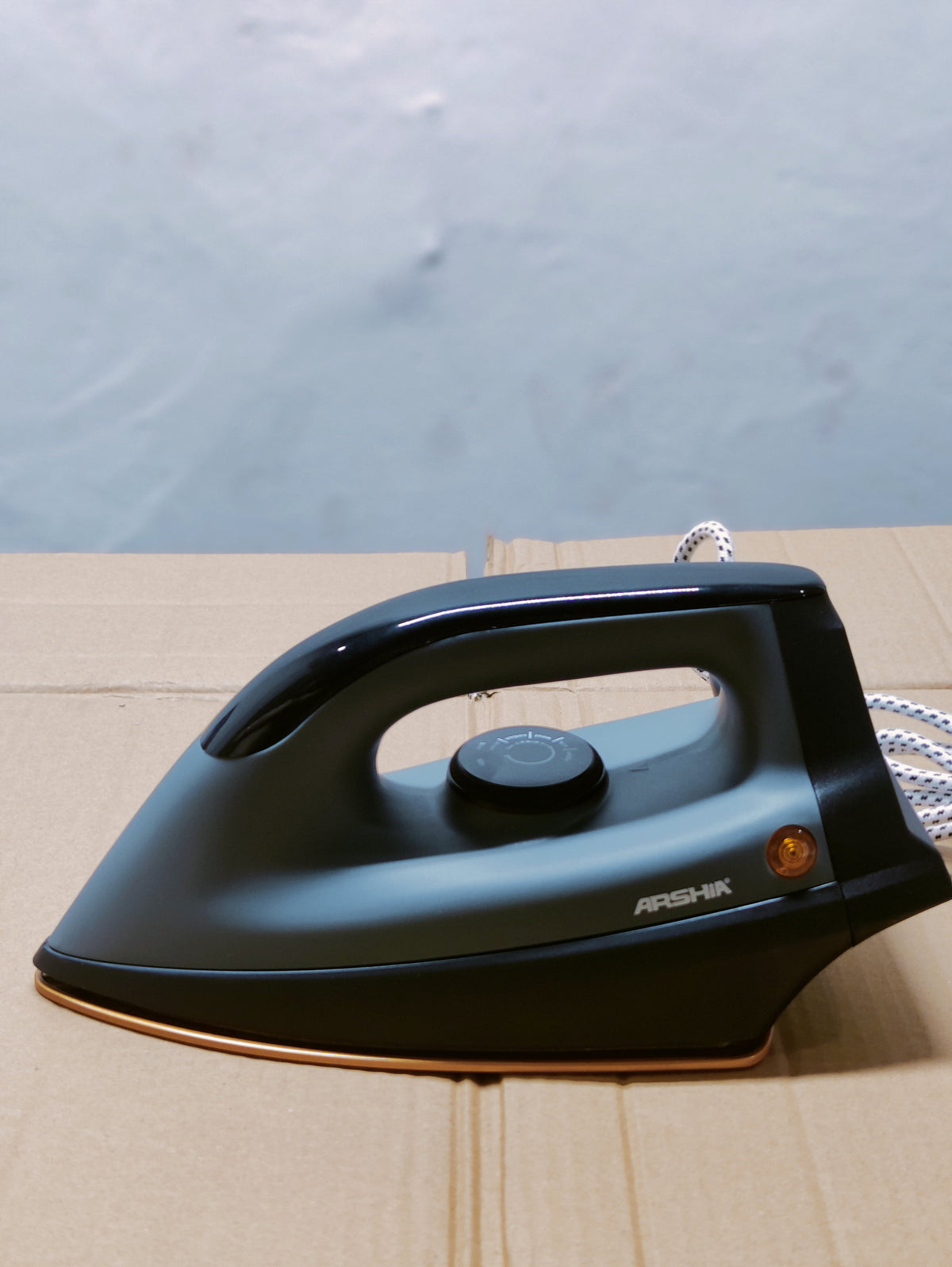 Arshia Electric Dry Iron Model - 1200 Watt -Model AS2212